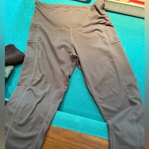 Women's Charcoal High-Rise Capri Leggings with Pockets